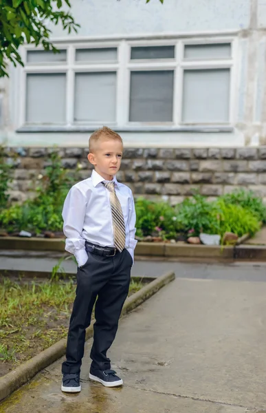Guapo joven confiado en una corbata — Foto de Stock
