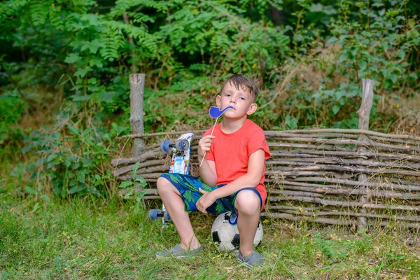 Müder Junge mit Spielzeug Pfeife rauchend — Stockfoto