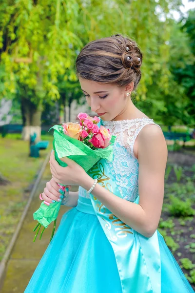 Mignon jeune fille célibataire en robe bleue et bouquet — Photo