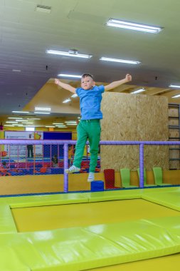 Mutlu küçük çocuk bir Trambolinde zıplayan