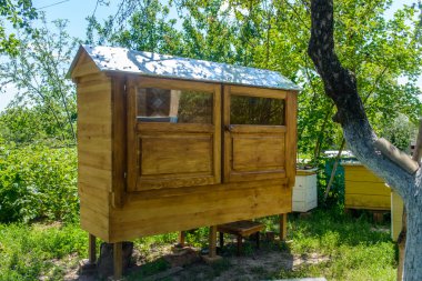 Stilts üzerinde küçük çiftlik hayvan barınağı