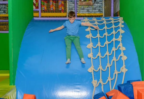 Küçük çocuk bir eğri plastik slayt aşağı kayar — Stok fotoğraf