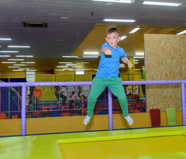 Malý chlapec šťastlivce skákání na trampolíně — Stock fotografie