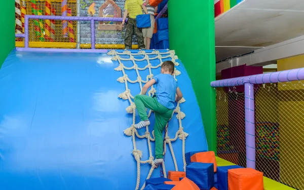 Två unga pojkar spelar i en barn-lekplats — Stockfoto