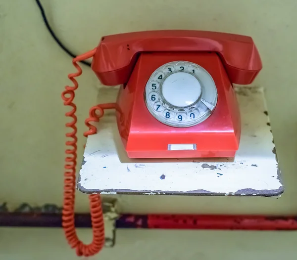 Oude retro rood noodtelefoon — Stockfoto