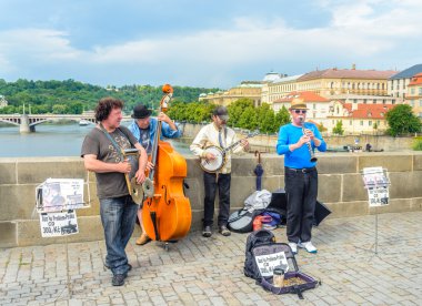 Grup üzerinde bir Arnavut kaldırımlı köprü busking adam