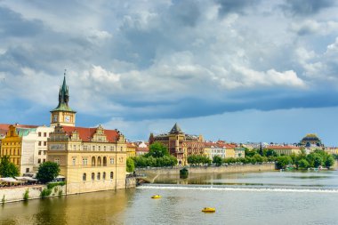 Ünlü Prag Saat Kulesi River görünümünü