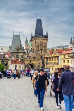 Turistler Prag eski şehir yürüyüş