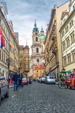 Prag tuğla döşeli sokakta