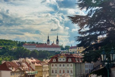 Townhouses ve kuleleri Prag'da görünümü