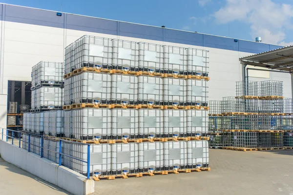 Contenedores para su almacenamiento en el almacén — Foto de stock