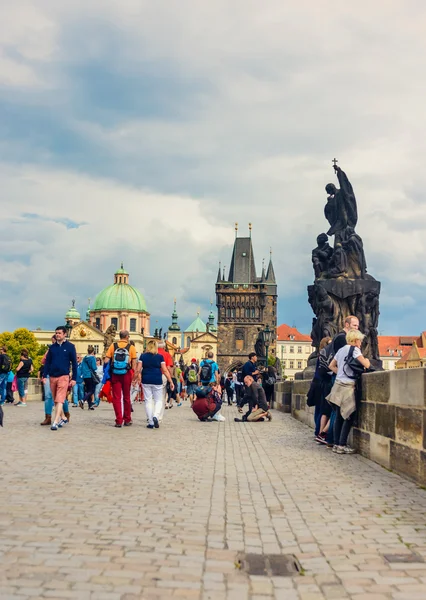 Turistů chůzi v staré město Praha — Stock fotografie