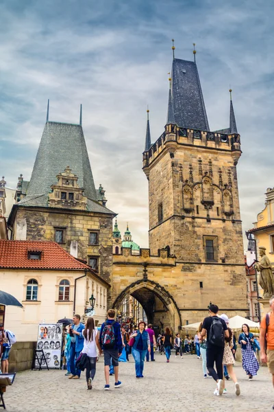 Turistů chůzi v staré město Praha — Stock fotografie