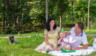 Oldukça genç anne bebek oğlu ile oynamak