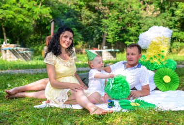 Yürümeye başlayan çocuk oğulları ile gülümseyen mutlu anne