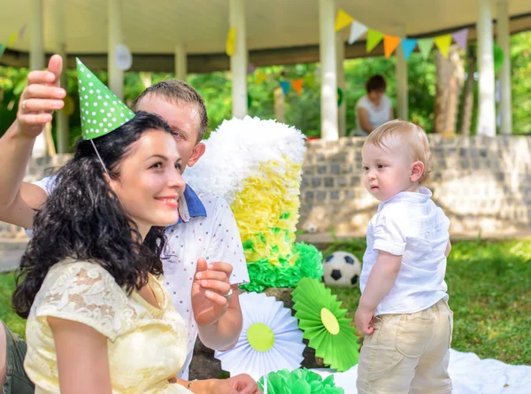 Bastante feliz joven madre en un sombrero de fiesta — Foto de Stock