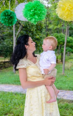 Genç anne ilk doğum günü kutluyor