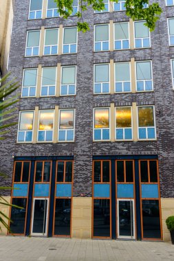 Altın kaplama entryway ile tuğla bina gri