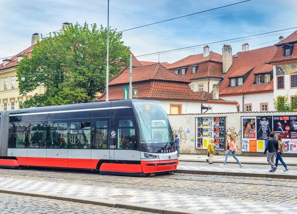 Tren urbano eléctrico en la ciudad europea por edificio —  Fotos de Stock