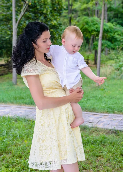 Jolie jeune mère jouant avec son fils bébé — Photo