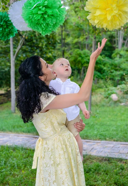 Bastante joven madre jugando con su hijo bebé — Foto de Stock