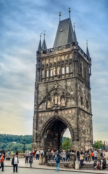 Gotická Prašná brána, Praha s turisty — Stock fotografie