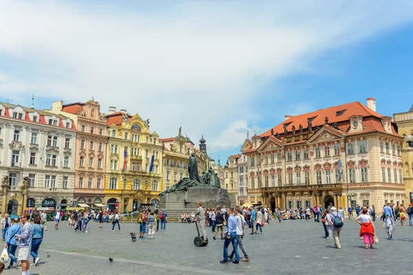 Rušného náměstí v evropském městě s centrální pomník — Stock fotografie