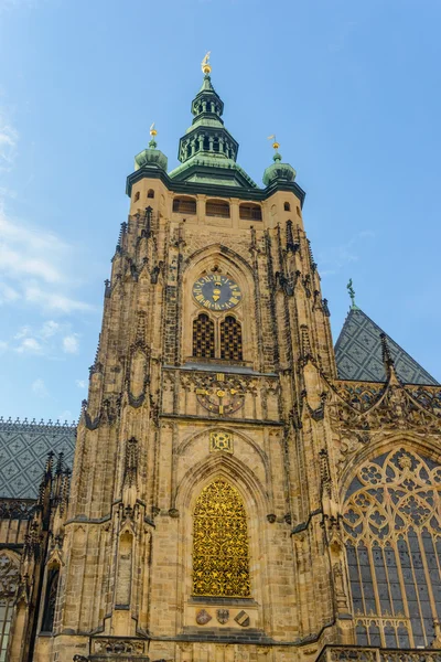 Hoge gotische stijl toren aangrenzende middeleeuwse kerk — Stockfoto