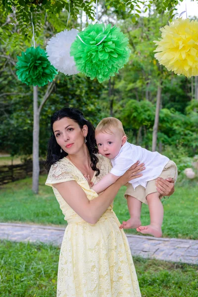 Bastante joven madre jugando con su hijo bebé — Foto de Stock