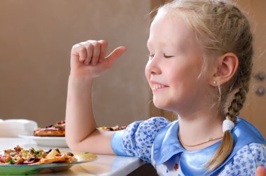 sevimli küçük kız ağzını peçete ile silinerek