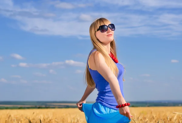 女性立っている麦畑で日光浴を楽しむ — ストック写真