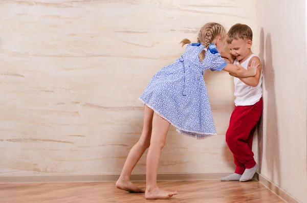 Pojke och flicka barn spelar hemma — Stockfoto