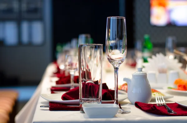 Cenário elegante formal em uma mesa de jantar — Fotografia de Stock