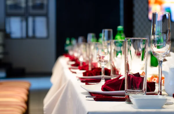 Cenário elegante formal em uma mesa de jantar — Fotografia de Stock