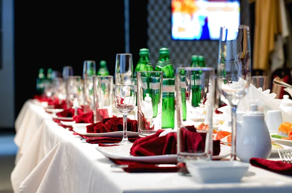 Cenário elegante formal em uma mesa de jantar — Fotografia de Stock