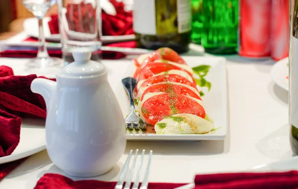 Teller italienischen Mozzarella und Tomatensalat — Stockfoto