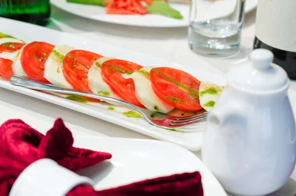 Італійський салат на обідньому столі — стокове фото