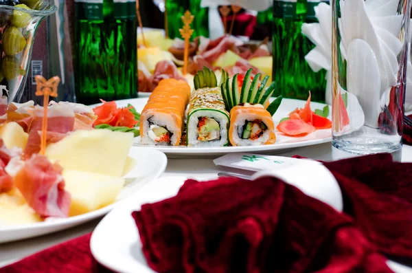 Rolos de sushi gourmet sortidos em um buffet — Fotografia de Stock