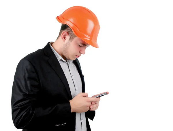 Man bär en hardhat kontrollera sin mobil — Stockfoto