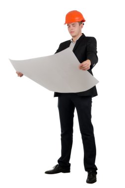 Genç bir mühendis veya mimar bir plan okuma