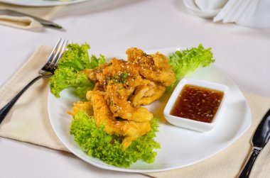 Sos daldırma ile gurme lezzetli ana yemek