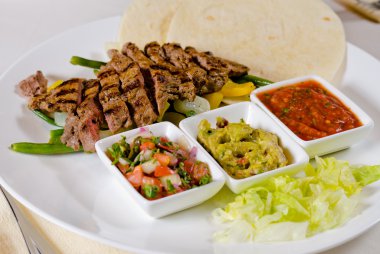 Biftek salata plaka üzerinde