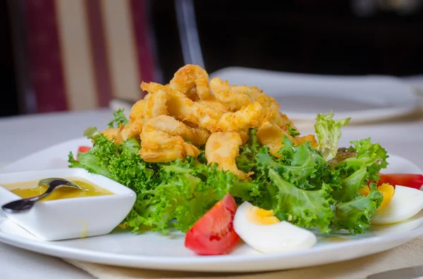 Watertanden belangrijkste Entree met smakelijke dipsaus — Stockfoto