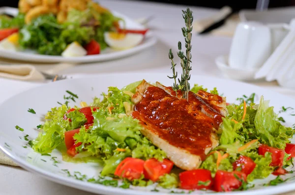 Deliciosa receta en lechuga Frisee en plato blanco — Foto de Stock