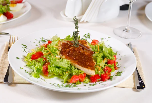Frisee Salata beyaz tabakta lezzetli tarifi — Stok fotoğraf