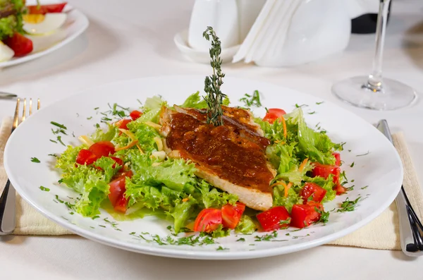 Deliziosa ricetta su lattuga Frisee su piatto bianco — Foto Stock