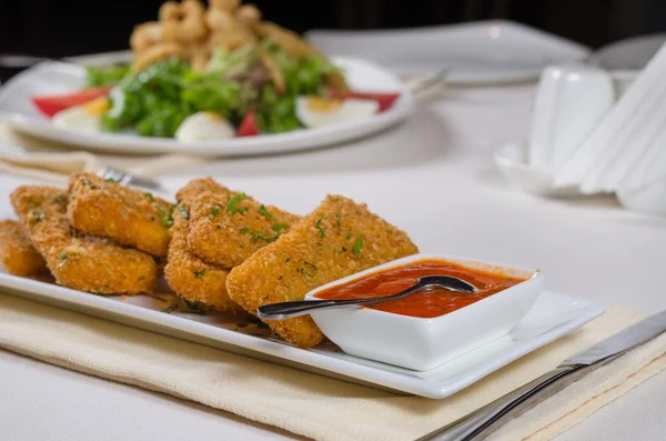 Delicioso plato principal con salsa en la mesa blanca — Foto de Stock