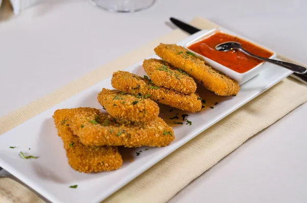 Gastronomische belangrijkste Entree schotel met saus op wit bord — Stockfoto