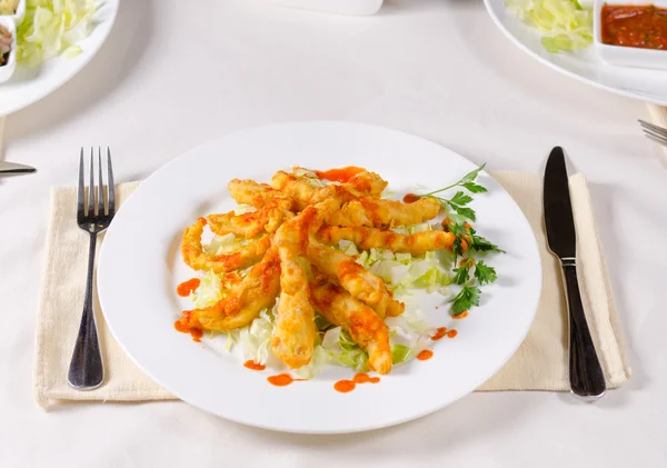 Apetitivo plato principal en Utensilios de mesa en el lado — Foto de Stock