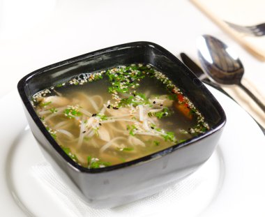 Sıcak ve baharatlı çorba, et ve makarna erişte